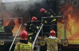 Strażacy z Bielska-Białej ćwiczyli techniki gaszenia pożarów wewnętrznych w trenażerze pożarowym