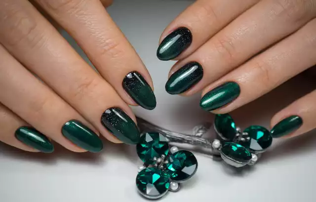 Szmaragdowe paznokcie to bez wątpienia manicure, który zachwyca głębią koloru. Barwa tego lakieru jest niezwykle elegancka, a co najważniejsze tak pomalowane pazurki będą pasowały do wielu stylizacji.