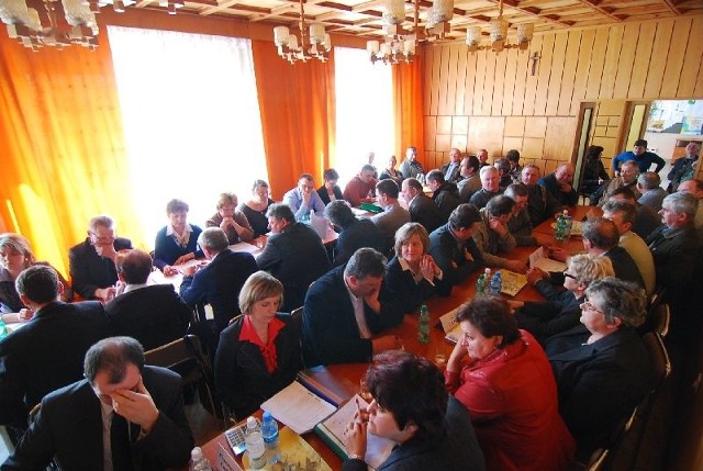 Pełna sala podczas piątkowej sesji Rady Gminy w Lipniku. Po protestach mieszkańców o pięćdziesiąt procent radni obniżyli podatek rolny, który o tyle samo podnieśli. 