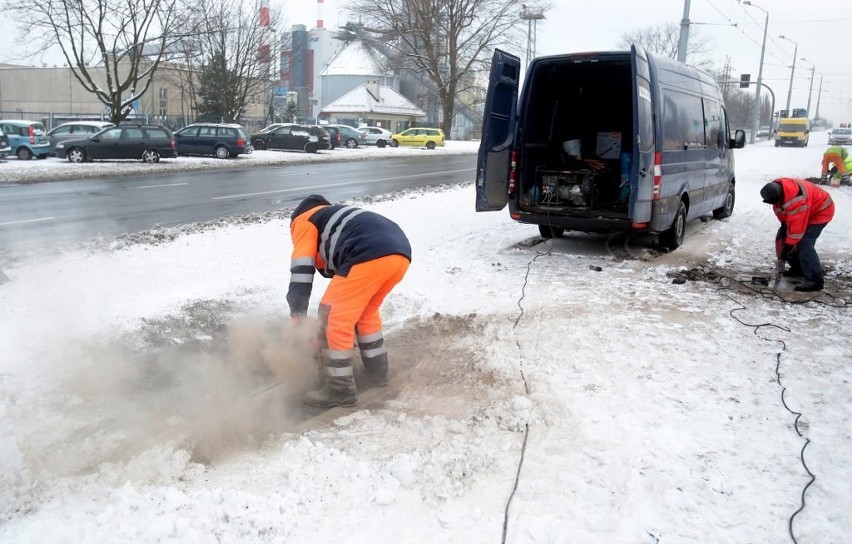 Szczeciński Szybki Tramwaj: Trwa naprawa torowiska. Zima nie wstrzymała prac [zdjęcia]