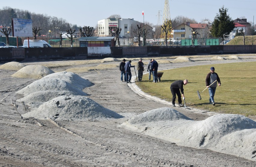 Trwa uzupełnianie nawierzchni toru żużlowego i remont bandy...