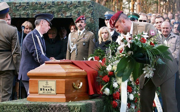 Generała Tadeusza Buka pochowano na cmentarzu w Spale....