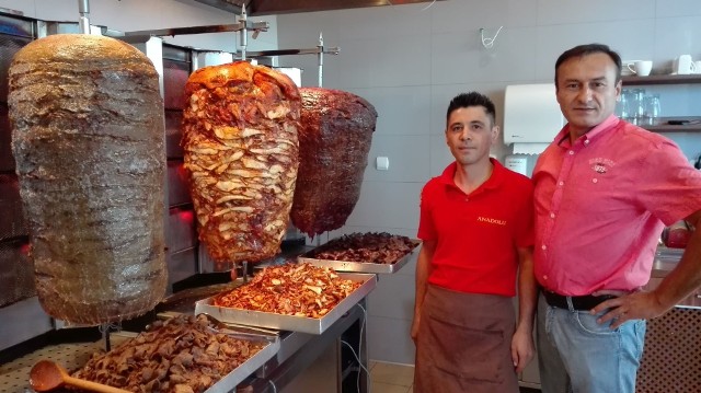 Anadolu Kebab w Radomiu od lat prowadzi Ibrahim Ozcelik (z prawej). Lokal mieści się  się przy ulicy Wernera w Radomskich Halach Mięsnych