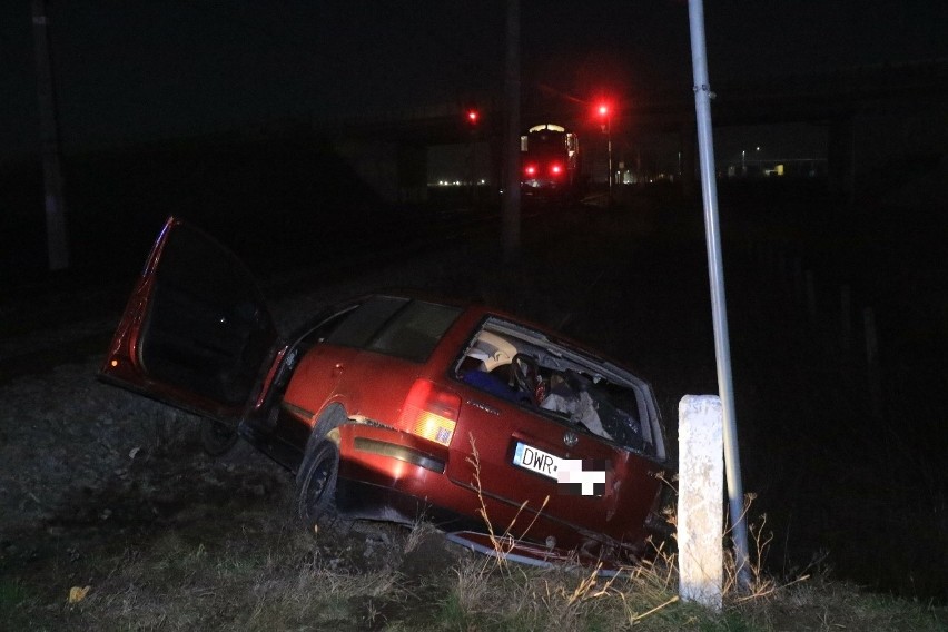 Wypadek Ukraińca na przejeździe kolejowym. Wjechał pod lokomotywę w pobliżu Wrocławia (ZDJĘCIA)