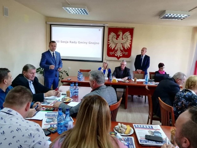 Poseł Michał Cieślak podczas piątkowej sesji Rady Gminy w Gnojnie