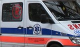 Samochód na łuku wypadł z drogi w Karsznicach. Kierowca w szpitalu
