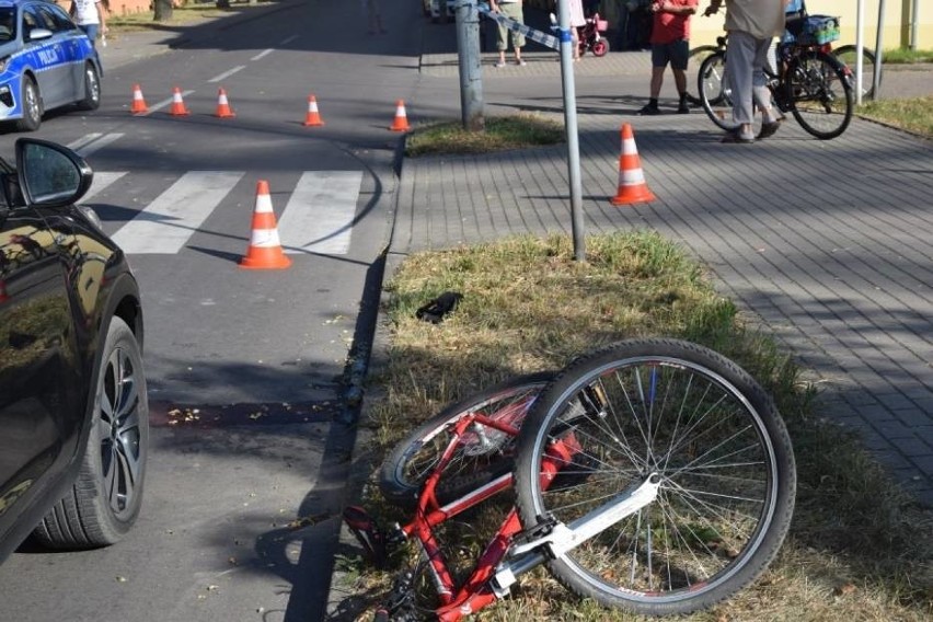 Wypadek w Lęborku 12.08.2020 r. 14-letni rowerzysta potrącony przez samochód. Chłopaka zabrał śmigłowiec [zdjęcia]