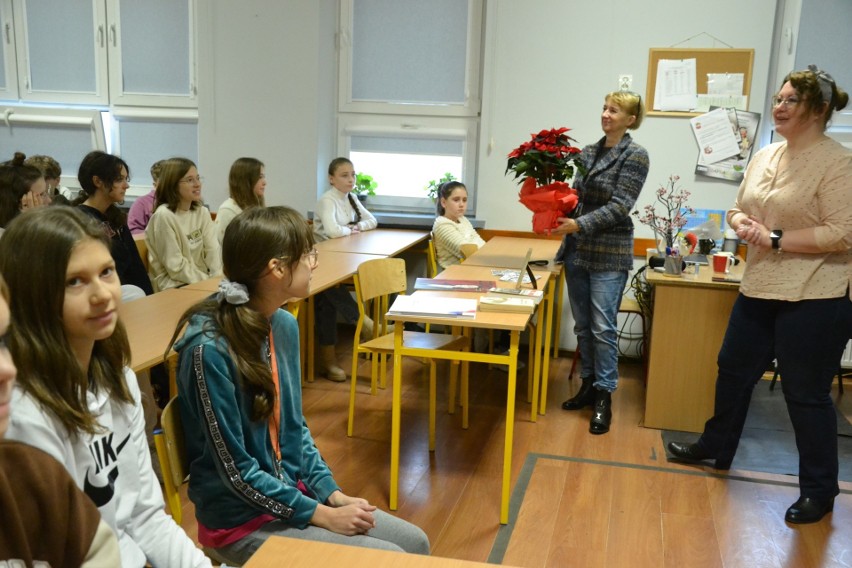 Dorota Łańcucka opowiedziała uczniom z lipnowskiej „Trójki” o Poli Negri