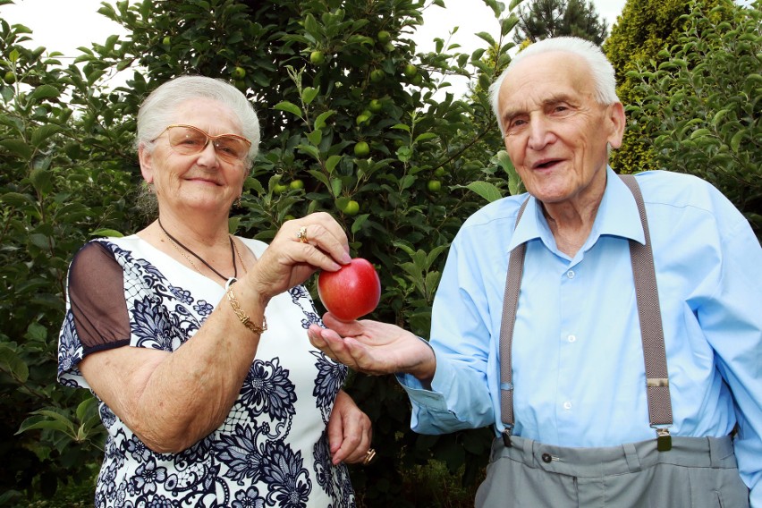 Góralka z Zabrzeży Lacha z Podegrodzia skusiła jabłkiem i są szczęśliwi już 60 lat