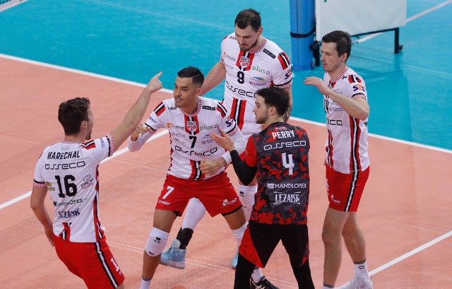 Asseco Resovia wygrywa za trzy punkty z Czarnymi Radom 3:1 w meczu PlusLigi. Zespół Piotra Gruszki wygrał trzeci mecz z rzędu.Asseco Resovia Rzeszów - Cerrad Enea Czarni Radom 3:1Sety: 21:25, 25:20, 25:21, 25:17RELACJA Z MECZUZobacz też: Szymon Grabowski, trener 2-ligowych piłkarzy Apklan Resovii: Chciałem zobaczyć coś, co mógłbym przełożyć na pracę w Resovii