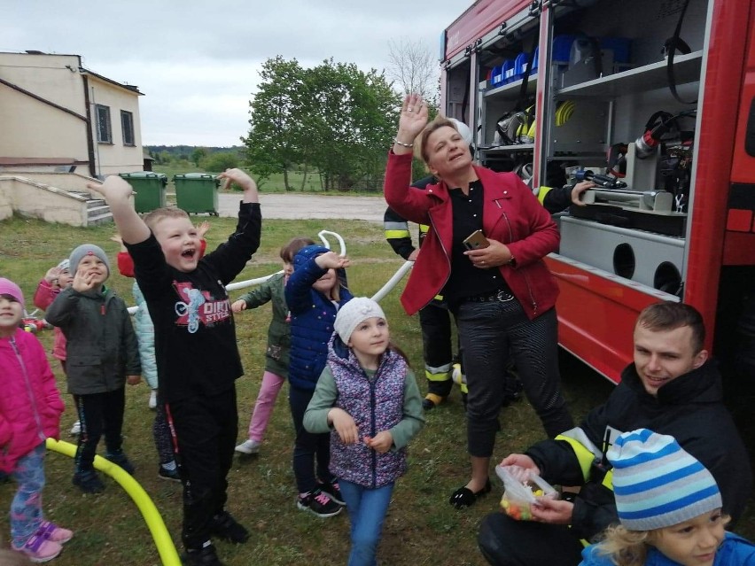 Dzieci nie kryły radości podczas wizyty u strażaków w...