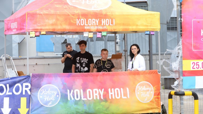 Niezwykły Festiwal Kolorów w Kielcach. Na dachu Galerii Korona powstała tęcza z Kolorów Holi. Zobaczcie zdjęcia z barwnej zabawy