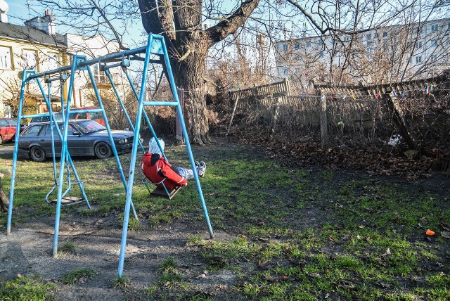 W sąsiedztwie zniszczonego ogrodzenia są huśtawki i piaskownica, często bawią się tu dzieci 