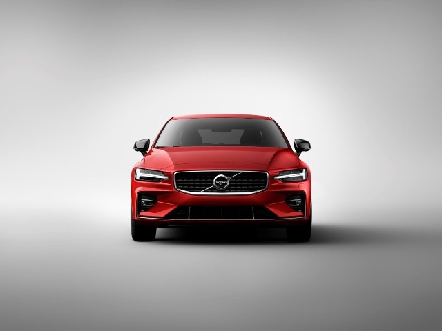 Volvo S60 Model S60 jeszcze w tym roku trafi na rynek amerykański. Jego produkcja ruszy w sierpniu. Produkcja dla klientów Europejskich ruszy na początku przyszłego roku. Polskie ceny zostaną ogłoszone dopiero za kilka miesięcy.Fot. Volvo