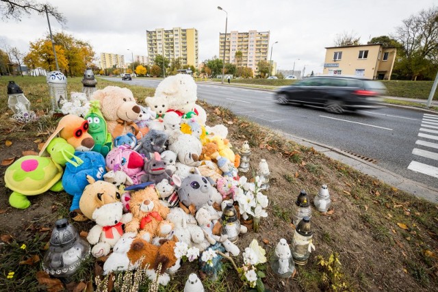 Do tragicznego wypadku na rondzie Inowrocławskim doszło w czerwcu 2021 roku. Do dzisiaj w tym miejscu układane są pluszowe maskotki