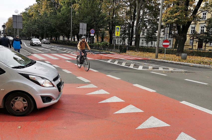 Rewolucja komunikacyjna na ul. Dietla. Rowerzyści i kierowcy dostali po jednym pasie [ZDJĘCIA]