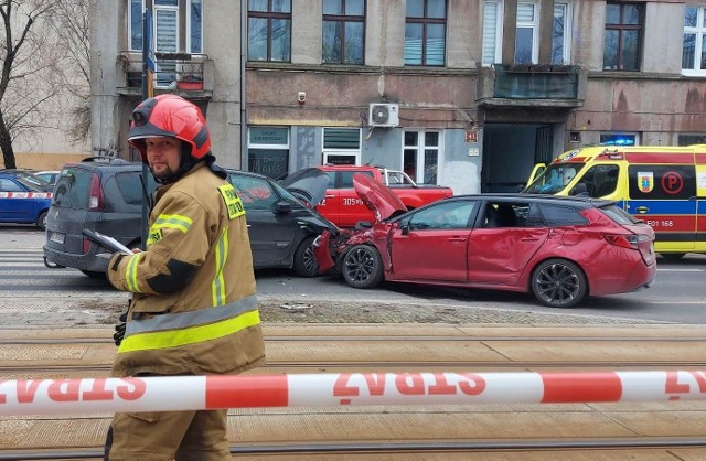 Wypadek na ul. Dąbrowskiego - rozbite dwa samochody i tramwaj.