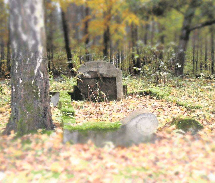 Jeden z najstarszych nagrobków na cmentarzu ewangelickim...