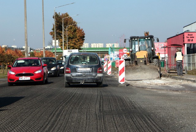 Dziś (17 października) drogowcy rozpoczną wylewanie asfaltu na remontowanym odcinku Szosy Toruńskiej w Grudziądzu.