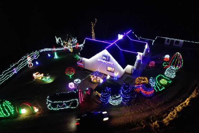 Przygotowania  iluminacji rozpoczęło się już w październiku. W tym roku Kamil i Andrzej Jurczyńscy rozwiesili aż 40 tysięcy lampek. Specjalne zabezpieczone powinny uchronić je przed silnym wiatrem, tak aby przetrwały do lutego