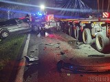 Wypadek na DK 45 w Trzebiszynie. Volkswagen zderzył się z pojazdem ponadnormatywnym. Kierowca zginął na miejscu