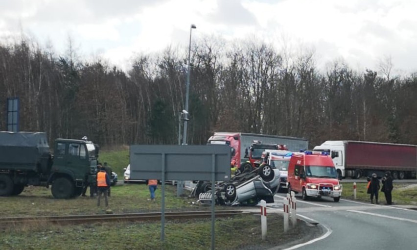 Dachowanie samochodu przy przejeździe kolejowym w Reczu. Mogą jeszcze występować utrudnienia