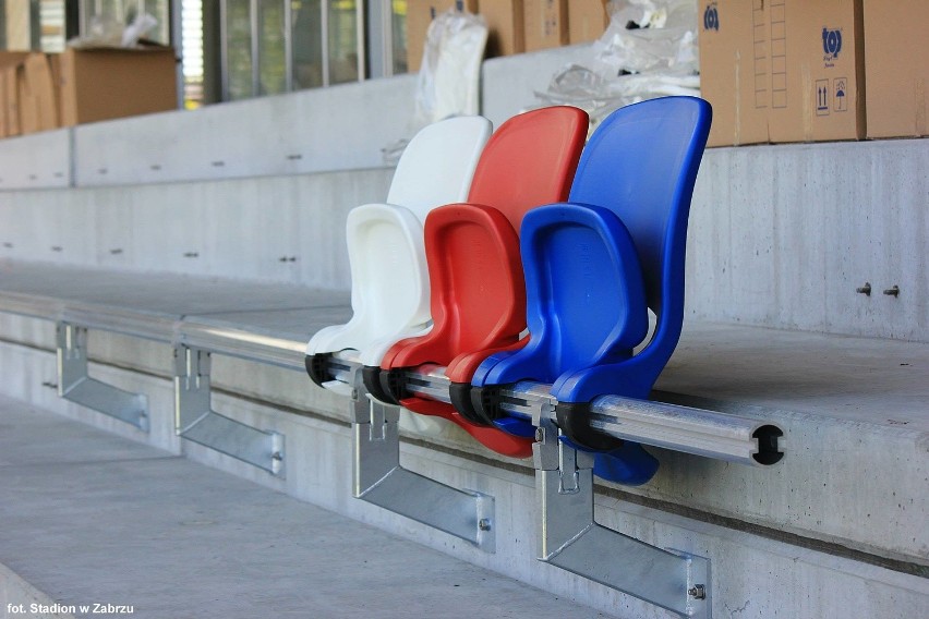 Na stadionie Górnika Zabrze rozpoczął się montaż krzesełek.