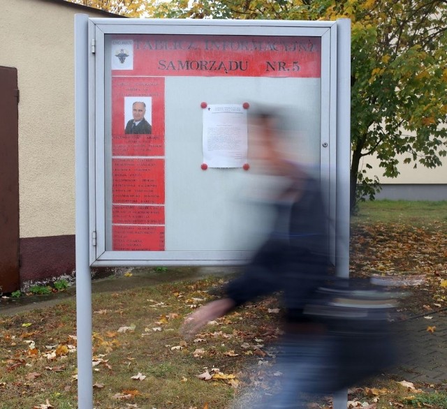 Na tablicach widoczne jest zdjęcie Bogdana Tylocha oraz jedna kartka z petycją.