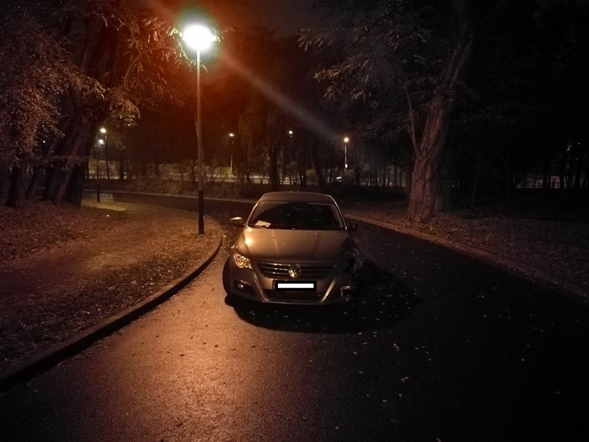 Kraków. Porzucone, rozbite auto w Parku Lotników