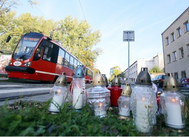 Nastolatka razem z przyjaciółmi jak zawsze przechodziła na drugą stronę drogi. Wszyscy stanęli na niewielkiej wysepce rozdzielającej jezdnię od torowiska. Wtedy nadjechał rozpędzony tramwaj linii 13... Uderzył w dziewczynę i wciągnął ją pod koła.