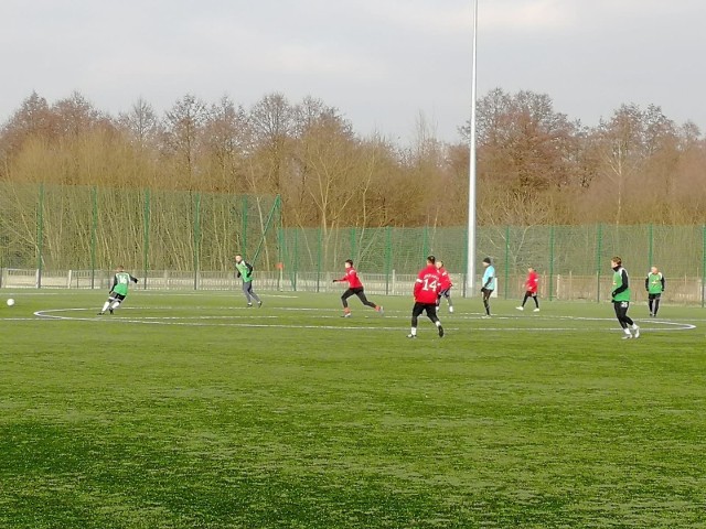 W meczu kontrolnym dwóch czwartoligowców Spartakus Daleszyce zremisował z Naprzodem Jędrzejów 1:1. Zespół z Daleszyc, prowadzony przez Krzysztofa Trelę, wiosną będzie znacznie mocniejszy niż jesienią. Doszli między innymi Szymon Pietras i Michał Jeziorski, jesienią występujący w Wiśle Sandomierz oraz Wiktor Brożyna z Granatu Skarżysko-Kamienna. (dor)