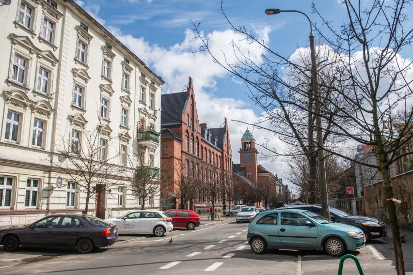 Parking miałby powstać na boisku szkół 36 i 92....