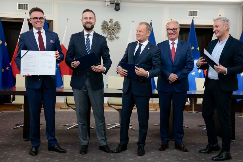 Szymon Hołownia (pierwszy z lewej) jest liderem rankingu...