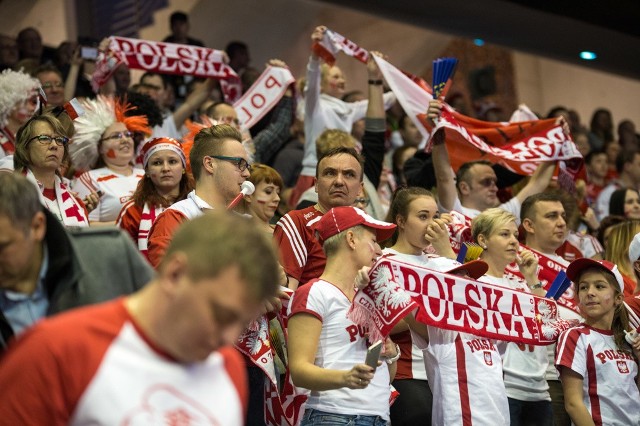 Polscy kibice licznie wspierają naszych siatkarzy podczas turnieju kwalifikacyjnego do Igrzysk Olimpijskich w Rio de Janeiro. Wśród nich można spotkać dużo kibiców z regionu. Jak się kibicuje naszym siatkarzom w Berlinie? Zobaczcie zdjęcia i wideo!