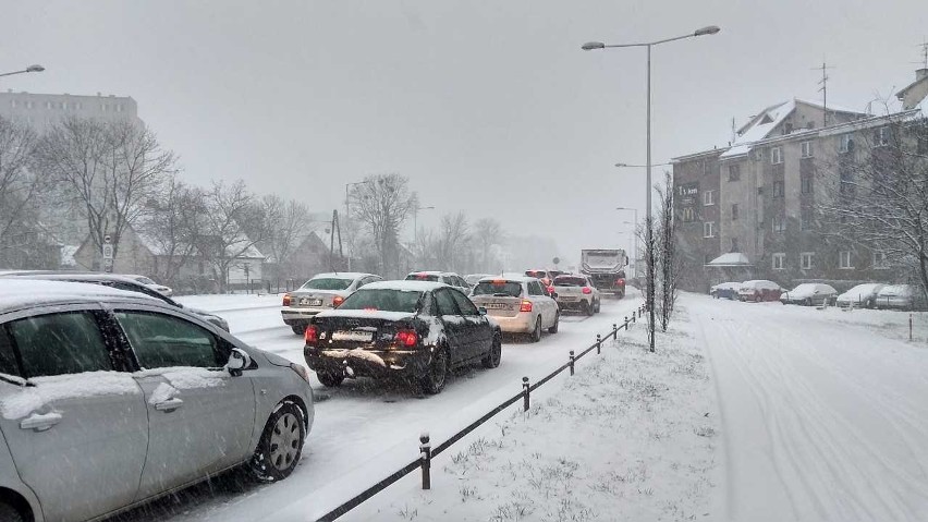 Wrocław zaskoczony zimą. Ulice i chodniki jak lodowisko (ZDJĘCIA)