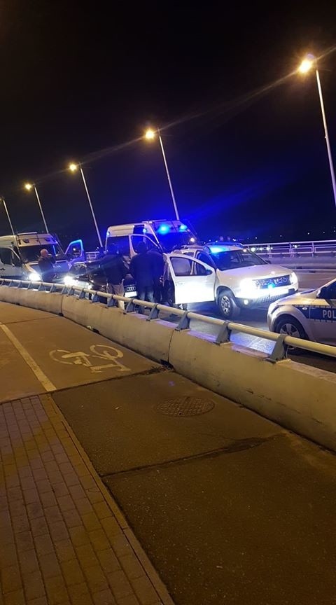 35-latka policja zatrzymała na moście Zamkowym w Rzeszowie. Zdjęcie otrzymaliśmy od naszego Czytelnika.