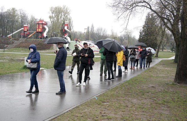 Punkt szczepień na Zdrowiu. W niedzielę kolejka dużo mniejsza. "50 minut stania"CZYTAJ DALEJ >>>>..