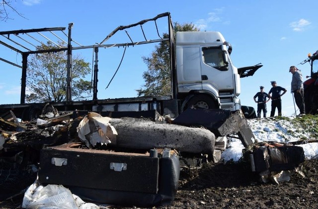 W Suchatówce spłonął tir z meblami. Ogień gasiło aż 10 zastępów straży pożarnej.Informację o pożarze w Suchatówce (pomiędzy Toruniem a Inowrocławiem) strażacy odebrali przed godz. 15. Na miejsce od razu wysłano kilka zastępów. - Droga krajowa nr 15 jest całkowicie zablokowana - mówił po 15 st. kpt. Arkadiusz Piętak, rzecznik Komendy Wojewódzkiej PSP w Toruniu.Nie wiadomo, co było przyczyną pożaru.Info z Polski - przegląd najciekawszych informacji ostatnich dni w kraju