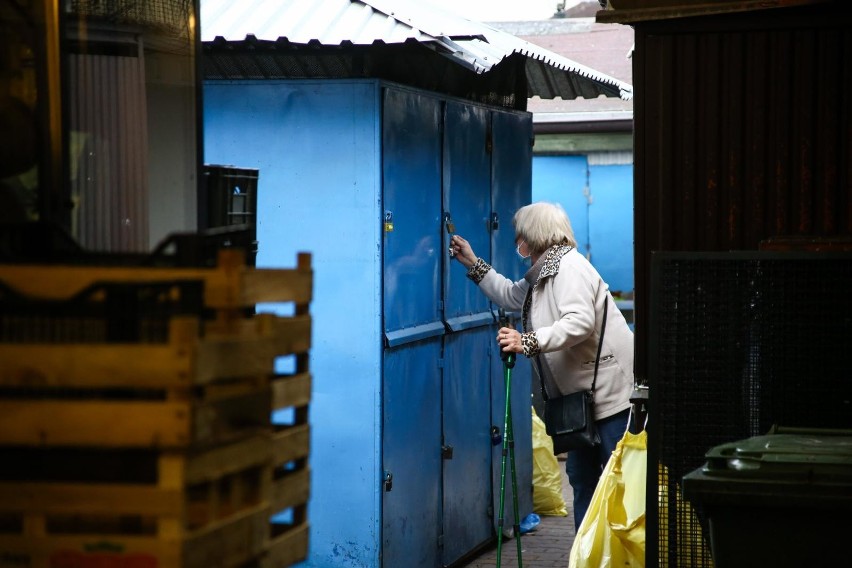 Kraków. Mimo pandemii place targowe przyciągają mieszkańców. Większość nosi maseczki. Odwiedziliśmy Stary i Nowy Kleparz [ZDJĘCIA]