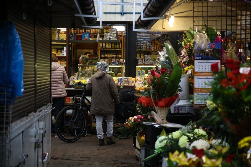 Kraków. Mimo pandemii place targowe przyciągają mieszkańców. Większość nosi maseczki. Odwiedziliśmy Stary i Nowy Kleparz [ZDJĘCIA]