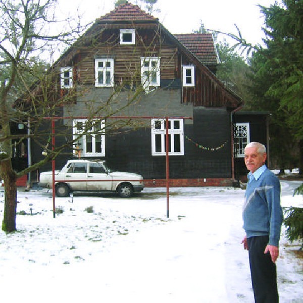 - Ten dom stoi od 77 lat - opowiada jego właściciel Jacek Krzyżyński