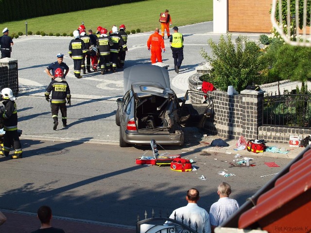 Wypadek w Mochowie. Kierowca opla vectry uderzył w mur. Mężczyzna został ranny, trafił do szpitala.