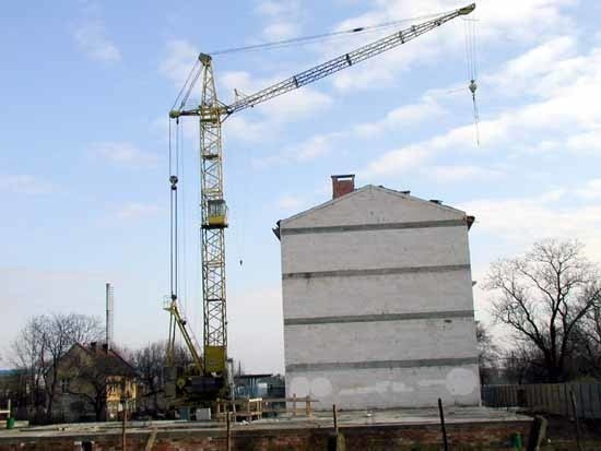 Do tego bloku pierwsi lokatorzy mieli się wprowadzić w lutym. Będą szczęśliwi, jeżeli we wrześniu dostaną mieszkania.