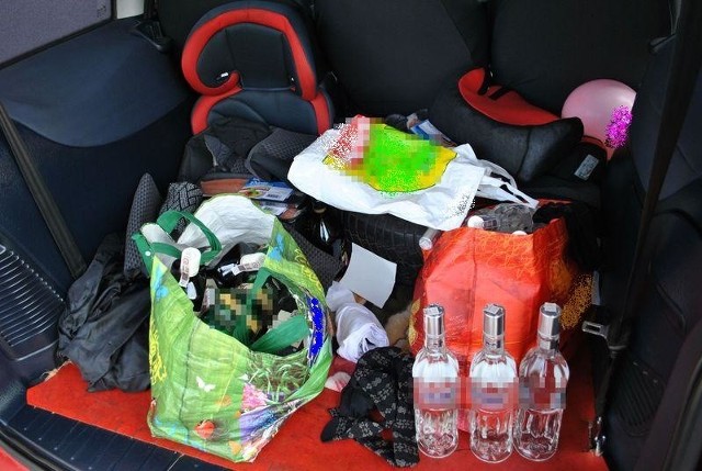 W bagażniku volkswagena, którym przyjechali złodzieje policjanci  zabezpieczyli 53 butelki alkoholu oraz inne artykuły spożywcze o wartości  ponad 1000 złotych.