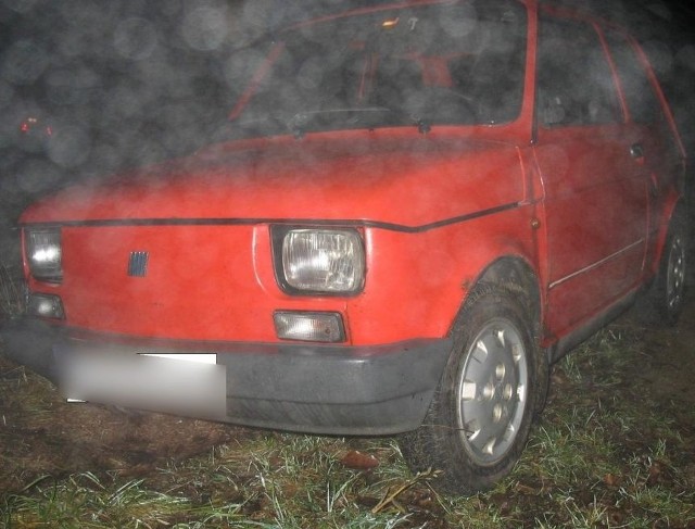 Fiat 126p uderzył w ciągnik