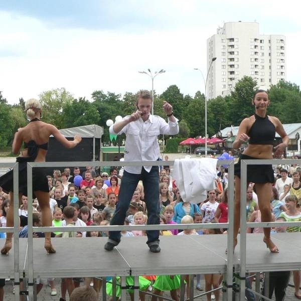 Instruktorzy tańca pokazują kroki na platformie. 
