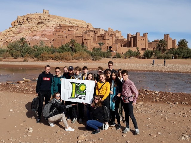 Projekt edukacyjny - Poznać Maroko i oswoić nieznane. Uczniowie I LO w Zielonej Górze wraz z nauczycielami zwiedzili Maroko, uczestniczyli w zajęciach w szkole w Marrakeszu, poznali zwyczaje, kulturę i zabytki tego afrykańskiego kraju.