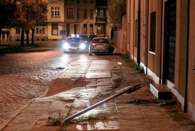 29-letni pijany kierowca zniszczył znak drogowy na placu Broniewskiego.