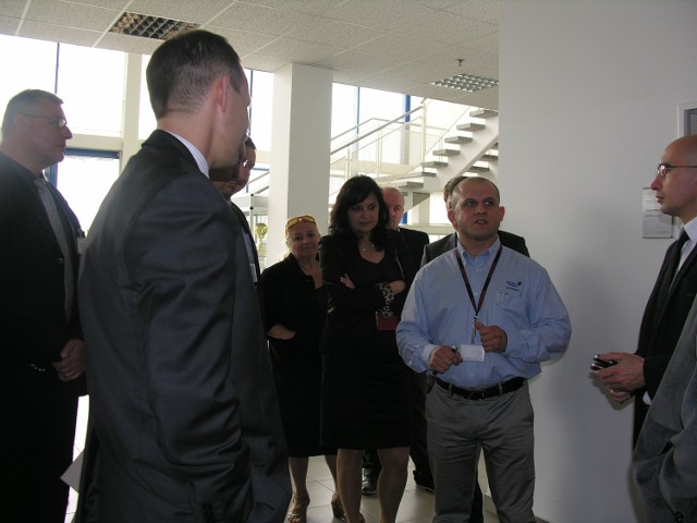 Bogusław Dawiec, dyrektor Johnson Controls ze Skarbimierza jako pierwszy prezentował opolskim przedsiębiorcom system redukcji kosztów wprowadzony w jego firmie.