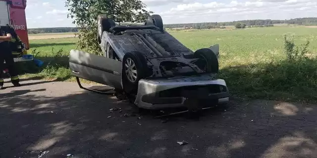 W piątkowe popołudnie (6 września) doszło do groźnego wypadku w Ostatkowie (gmina Łabiszyn). - Auto osobowe wypadło z łuku drogi i dachowało. W wyniku zdarzenia jedna osoba została poszkodowana - relacjonują strażacy z OSP Łabiszyn. Na miejsce przybył śmigłowiec Lotniczego Pogotowia Ratunkowego. 